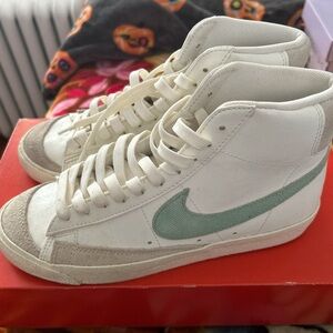 Nike Blazer Mid '77 trainers in white and green #sneakers
